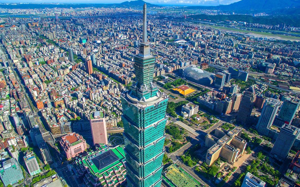 台北101と台北市街を上空から望む風景