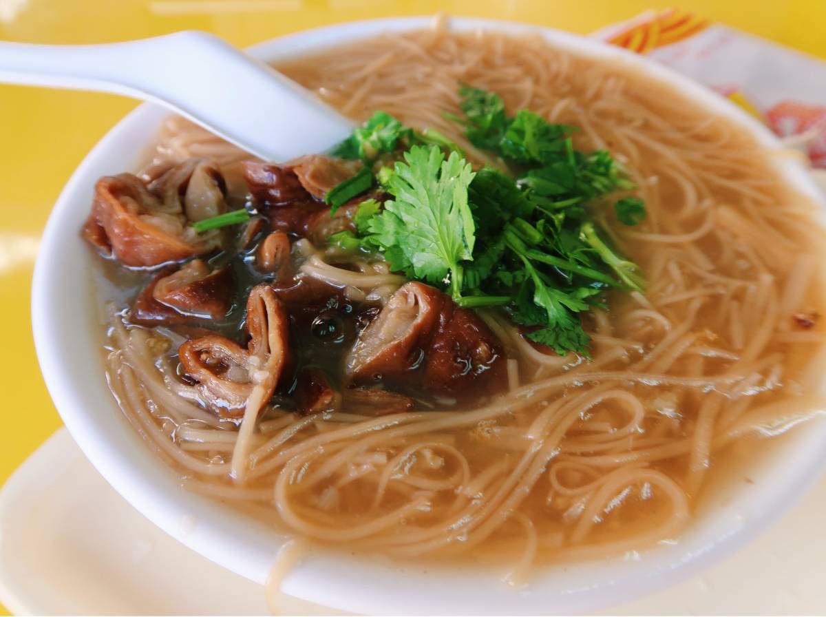 陳記の牡蠣と大腸がたっぷり乗ったとろみ麺線