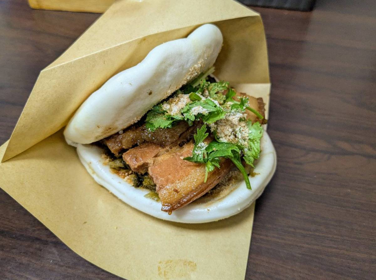 源芳刈包のふっくら角煮バーガー